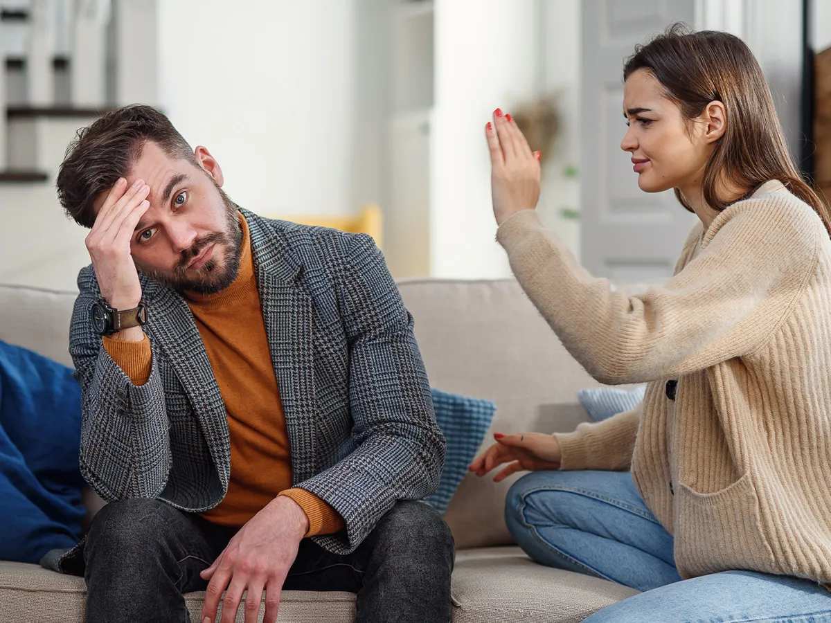 الزوج الصامت أو الكتوم هو الشخص الذي لا يتحدث إلا قليلا