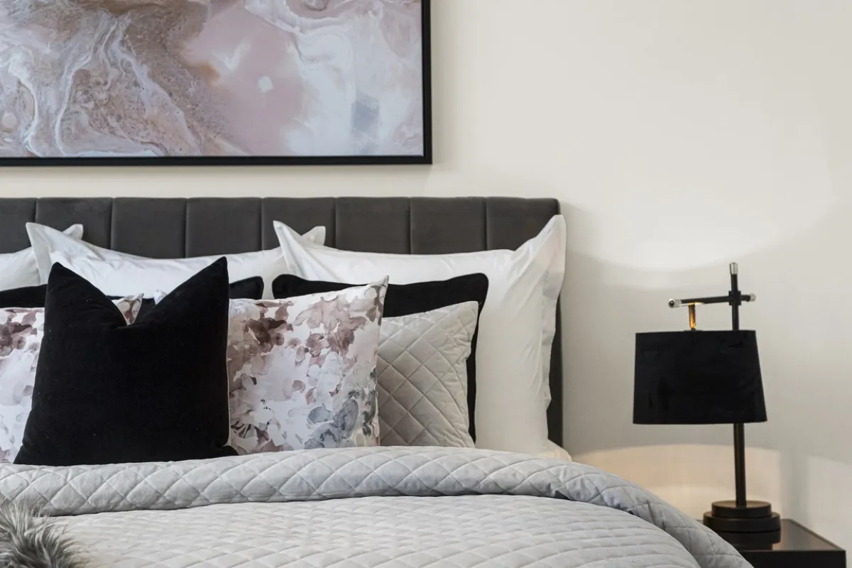 المخدات تجمل السرير