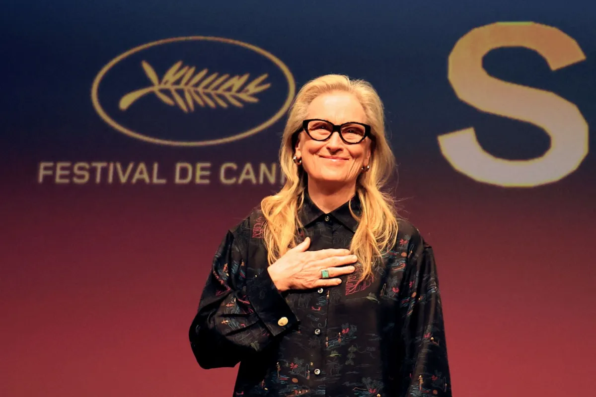 ميريل ستريب في الدورة الـ77 لمهرجان كان السينمائي في مدينة كان جنوب فرنسا (Meryl Streep at the 77th edition of the Cannes Film Festival in Cannes, southern France). مصدر الصورة: Valery HACHE / AFP