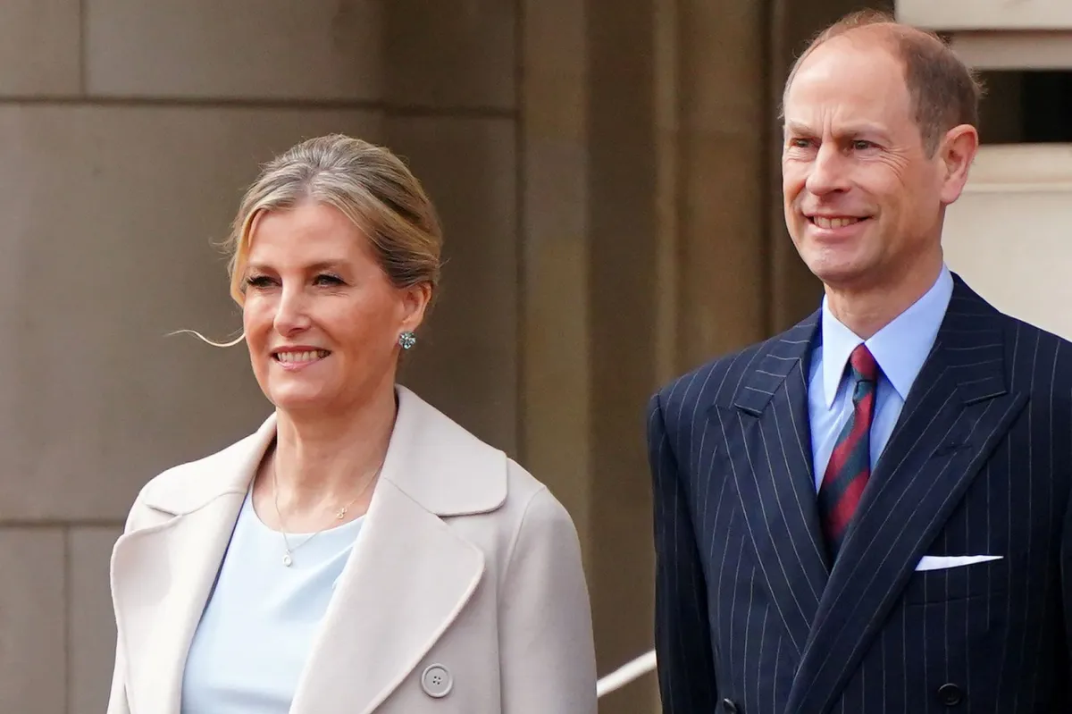 الأمير إدوارد وصوفي في قصر باكنغهام في لندن (Prince Edward and Sophie at Buckingham Palace in London). مصدر الصورة: Victoria Jones / POOL / AFP