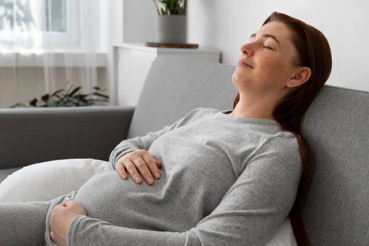 صورة لحامل تفكر في نوع الجنين