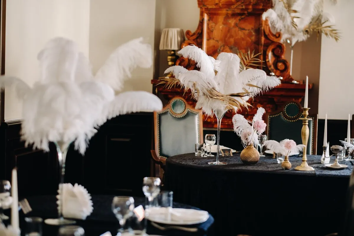 الريش موظف في تزيين الطاولة 