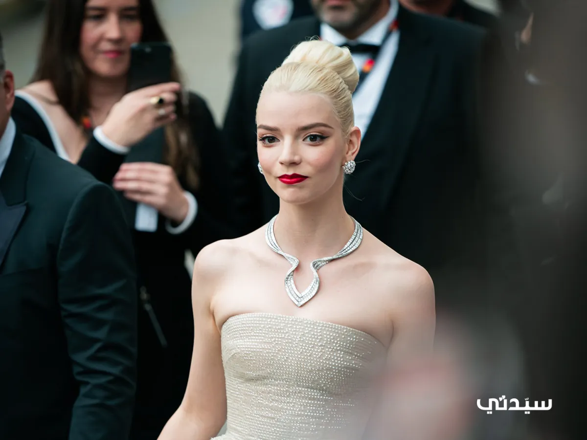 آنيا تايلور Anya Taylor بأقراط ماسية وعقد ماسي فخم