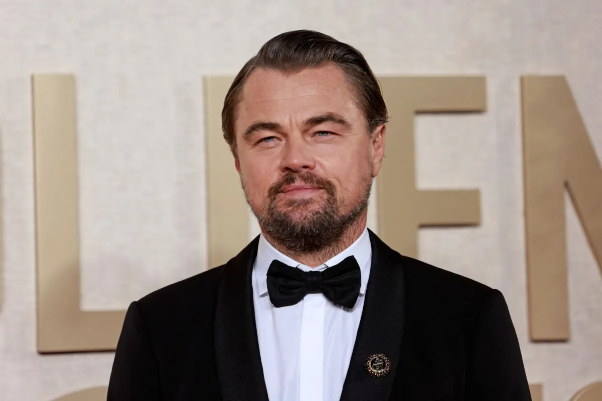 ليوناردو دي كابريو يصل لحضور حفل توزيع جوائز جولدن جلوب السنوي الـ81 في بيفرلي هيلز، كاليفورنيا (Leonardo DiCaprio arrives for the 81st annual Golden Globe Awards in Beverly Hills, California). مصدر الصورة: Michael TRAN / AFP