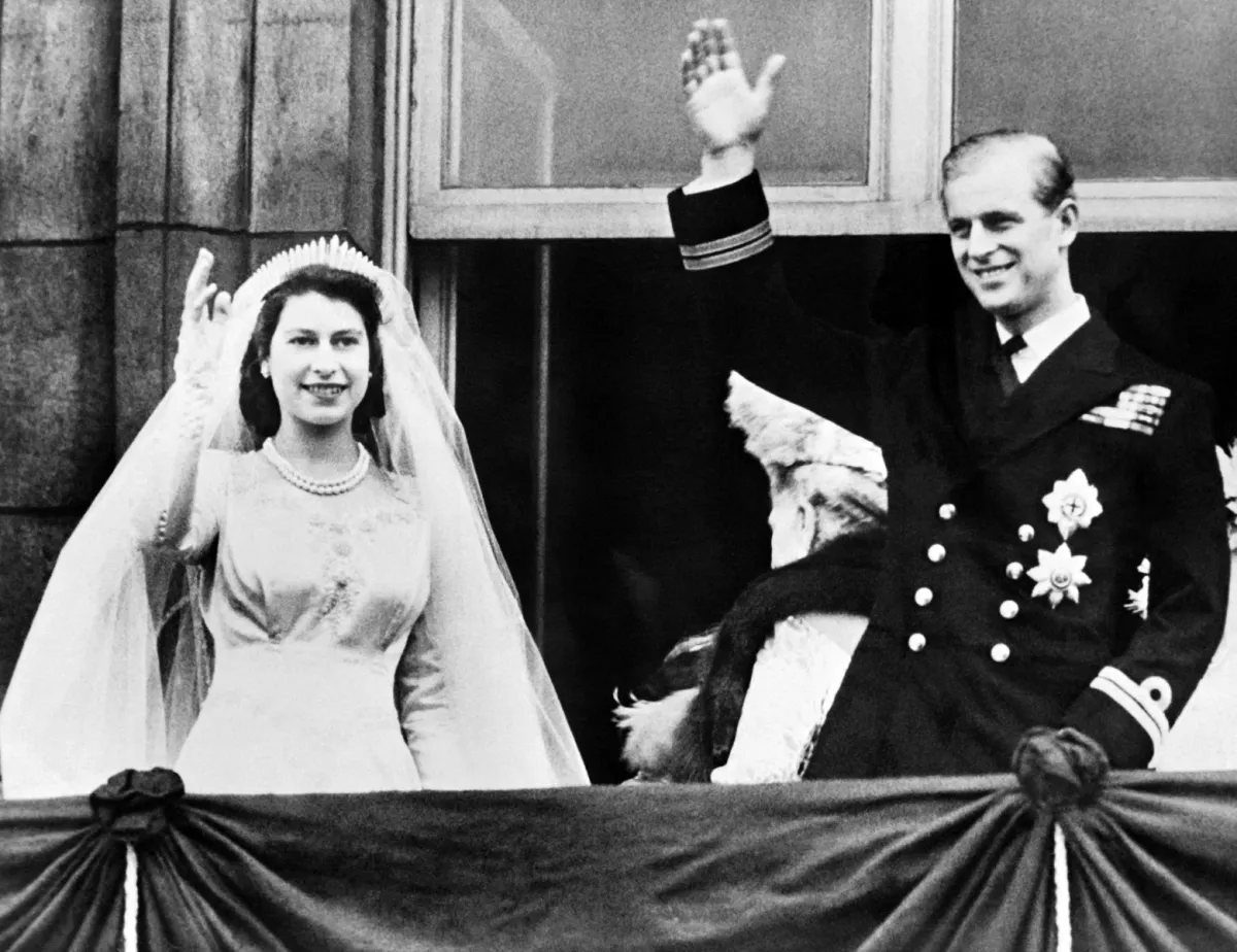 الملكة إليزابيث والأمير فيليب Queen Elizabeth II and Prince Philip في حفل زفافهما عام 1947 (مصدر الصورة: AFP)