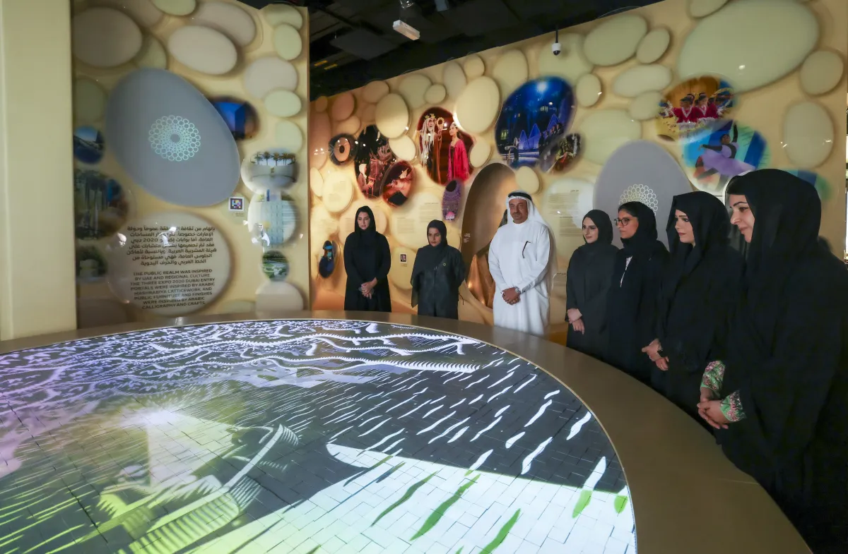 الشيخة لطيفة تطلع على مقتنيات متحف إكسبو دبي. الصورة من مكتب دبي الإعلامي