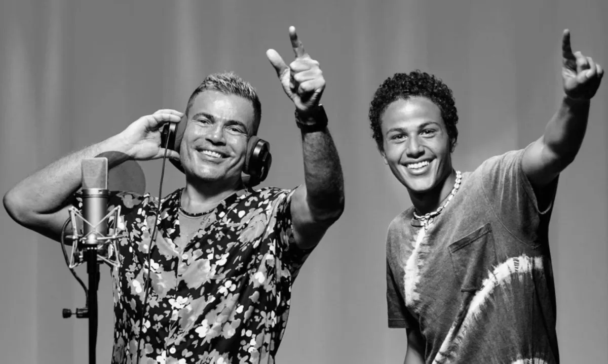 عمرو دياب وابنه عبدالله من أغنية يا ليل - الصورة من الشركة المنتجة