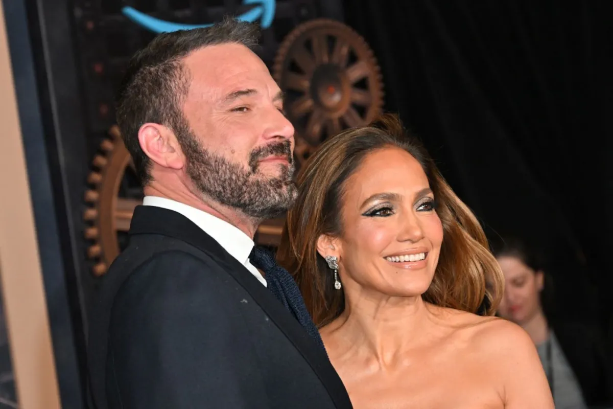 جينيفر لوبيز وبن أفليك في مسرح دولبي في هوليوود، كاليفورنيا (Jennifer Lopez and Ben Affleck at the Dolby theatre in Hollywood, California). مصدر الصورة: Robyn BECK / AFP