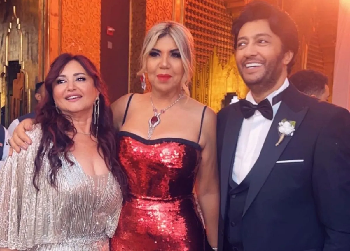 سامح يسري وزوجته في حفل زفاف ابنتهما مع الإعلامية بوسي شلبي- الصورة من حساب بوسي شلبي على إنستغرام