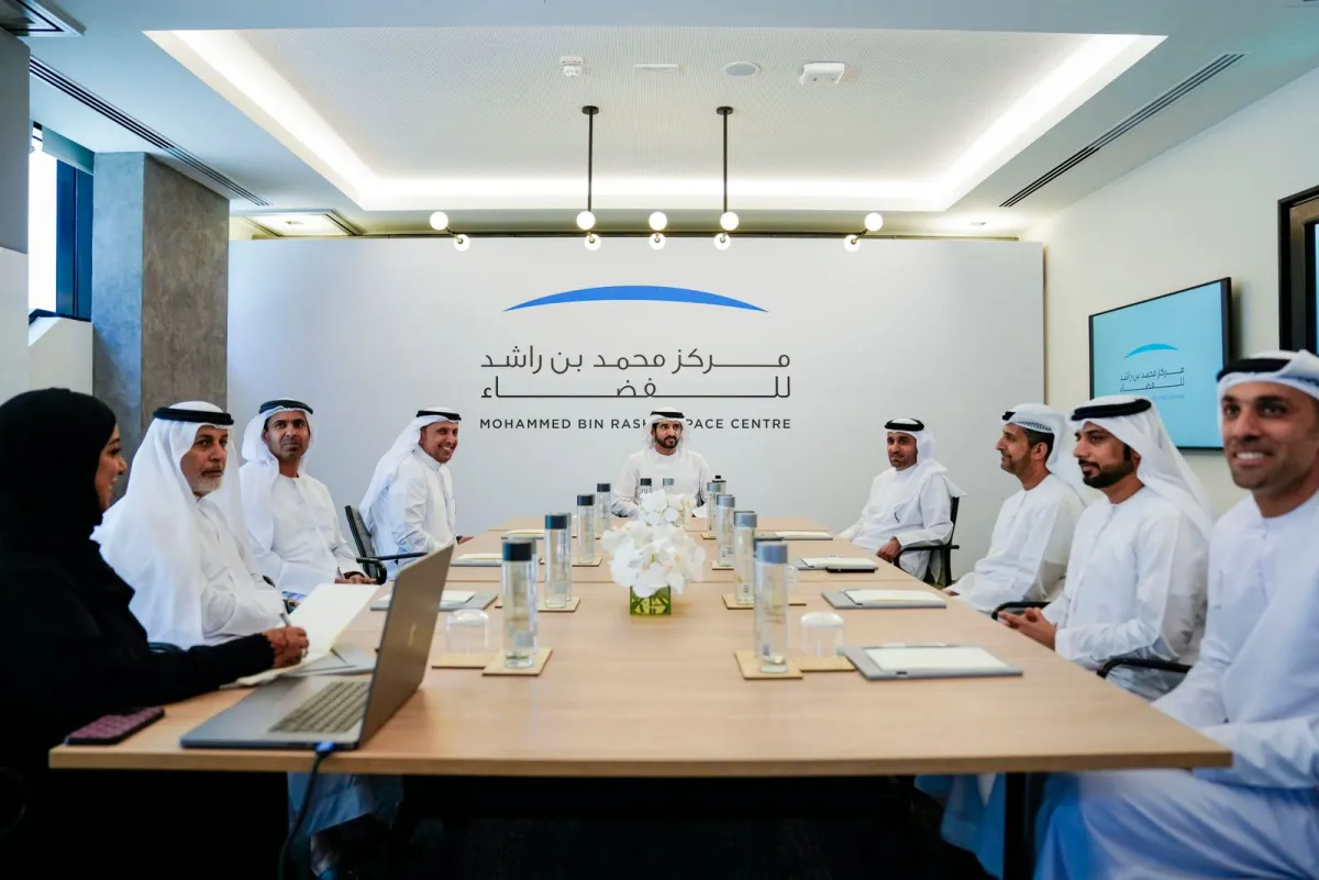 الشيخ حمدان بن محمد خلال ترأسه للاجتماع. الصورة من الحساب الرسمي لنورا المطروشي على منصة x