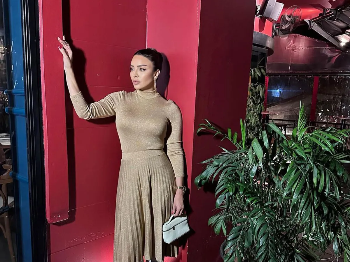 أمل بوشوشة بفستان بليسيه ذهبي - الصورة من حسابها على  إنستغرام