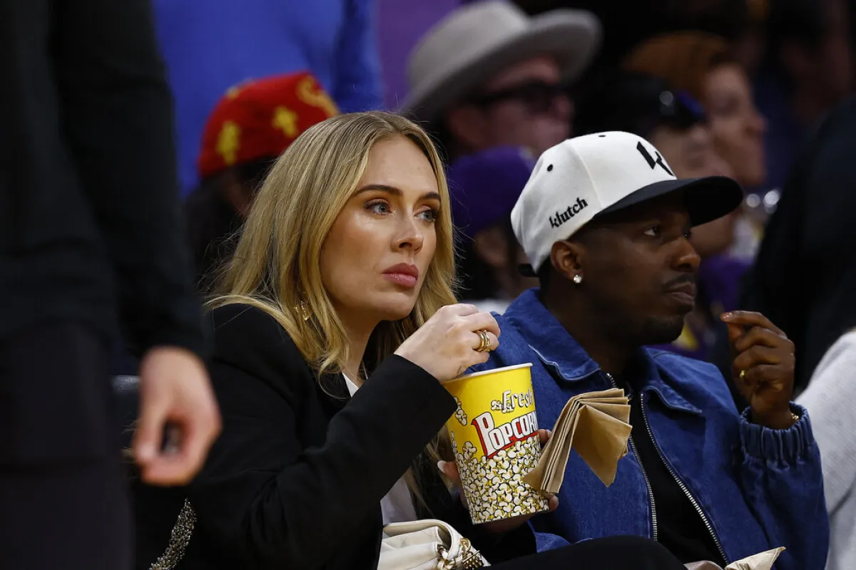 أديل Adele تشاهد مبارة Denver Nuggets and Los Angeles Lakers  (مصدر الصورة: RONALD MARTINEZ / GETTY IMAGES NORTH AMERICA / Getty Images via AFP)