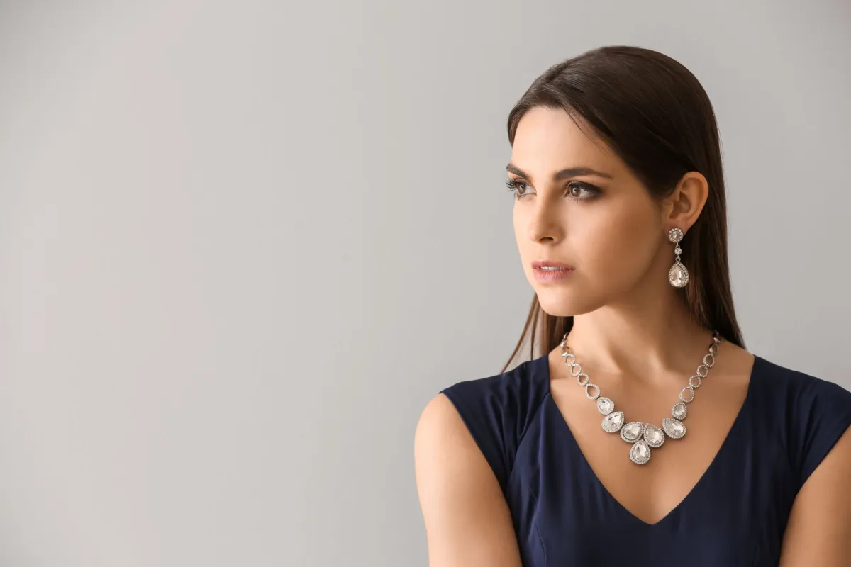 امرأة جميلة ترتدي مجوهرات مرصعة بالأحجار الكريمة