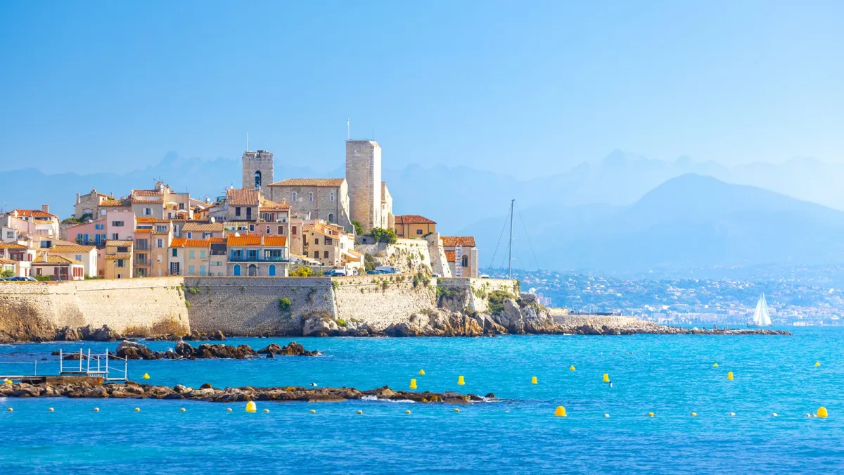 أنتيب وجهة جذابة تقع بين نيس وكان