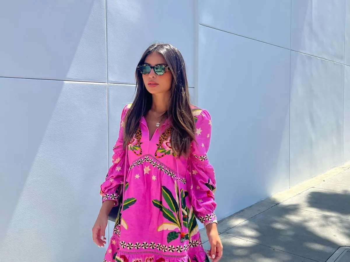 لمى العقيل بفستان زهري بطبعات ملونة - الصورة من حسابها على  انستغرام