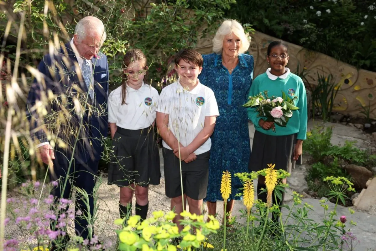 الملك تشارلز والملكة كاميلا مع طلاب المدرسة King Charles III (L) and Britain's Queen Camilla (2nd R) meet with pupils of the Sulivan Primary school في معرض زهور تشيلسي (مصدر الصورة:  Adrian DENNIS / POOL / AFP)