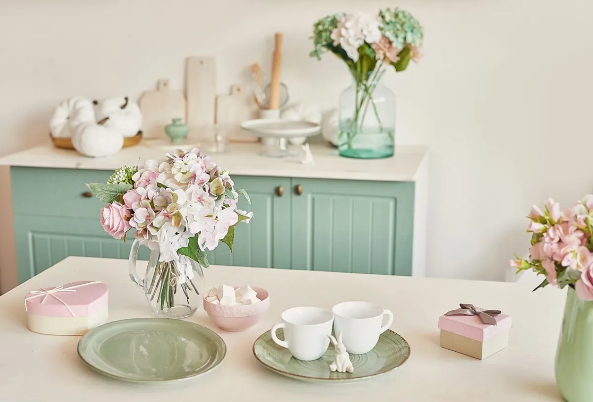 أواني الشاي في المطبخ