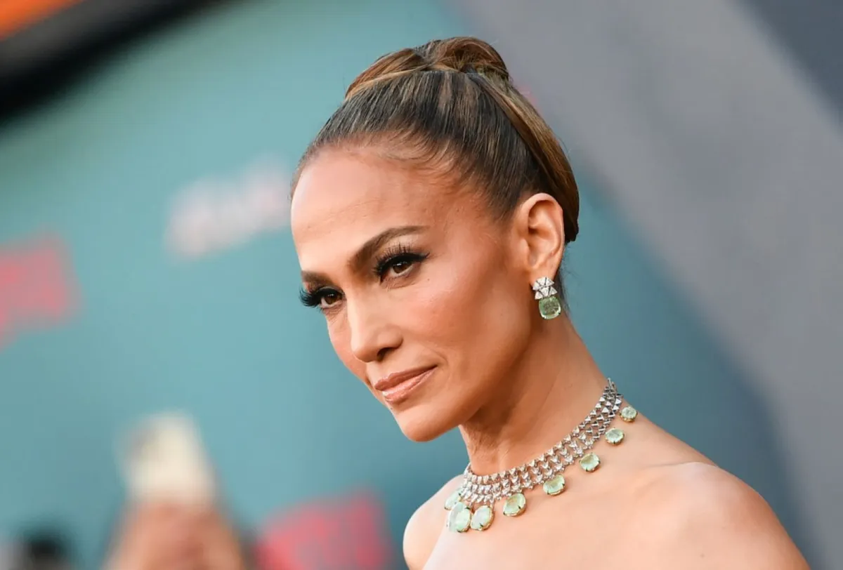 جنيفر لوبيز في المسرح المصري في هوليوود، كاليفورنيا (Jennifer Lopez at the Egyptian Theatre in Hollywood). مصدر الصورة: California Valerie Macon / AFP