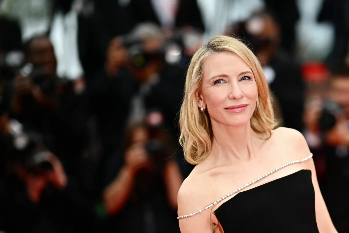كيت بلانشيت ترتدي فستانا أسود اللون وعقدا يؤطر كتفيها من اللؤلؤ والألماس في مهرجان كان