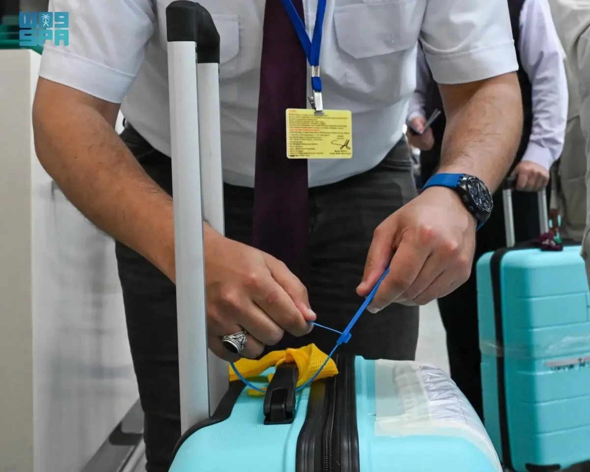 فرز الحقائب وتحديد مسار الحجاج. الصورة من واس