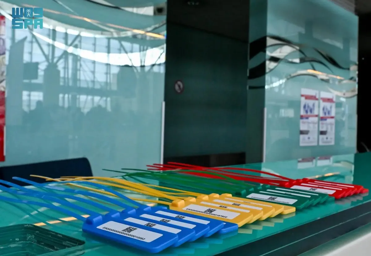 يتم فرز الحقائب حسب الألوان. الصورة من واس