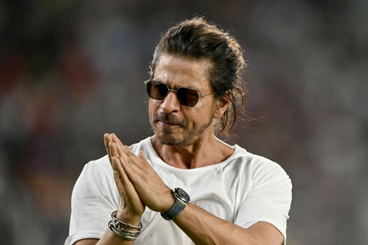 شاروخان في ملعب ناريندرا مودي في أحمدآباد (Shah Rukh Khan in the Narendra Modi Stadium of Ahmedabad). مصدر الصورة: Punit PARANJPE / AFP