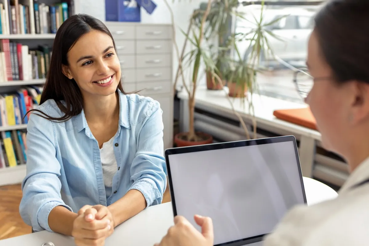 صورة لحامل تحاول معرفة مدة ولادتها