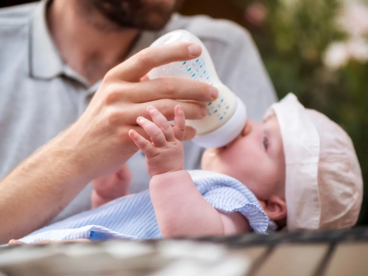 أب يرضع ابنه