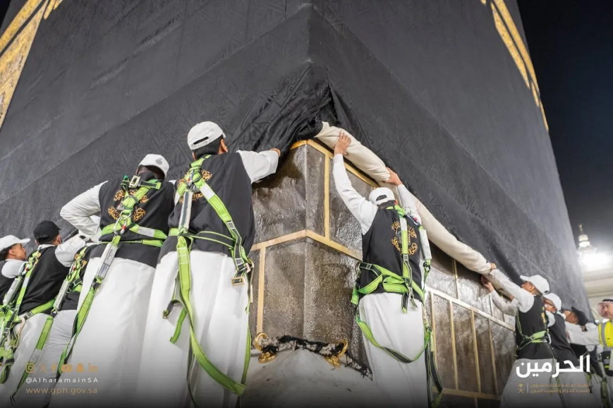  رفع كسوة الكعبة استعدادا لموسم حج 1445 - الصورة من حساب الهيئة العامة للعناية بشؤون الحرمين على منصة إكس