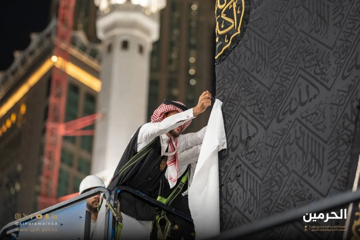  رفع كسوة الكعبة استعدادا لموسم حج 1445 - الصورة من حساب الهيئة العامة للعناية بشؤون الحرمين على منصة إكس