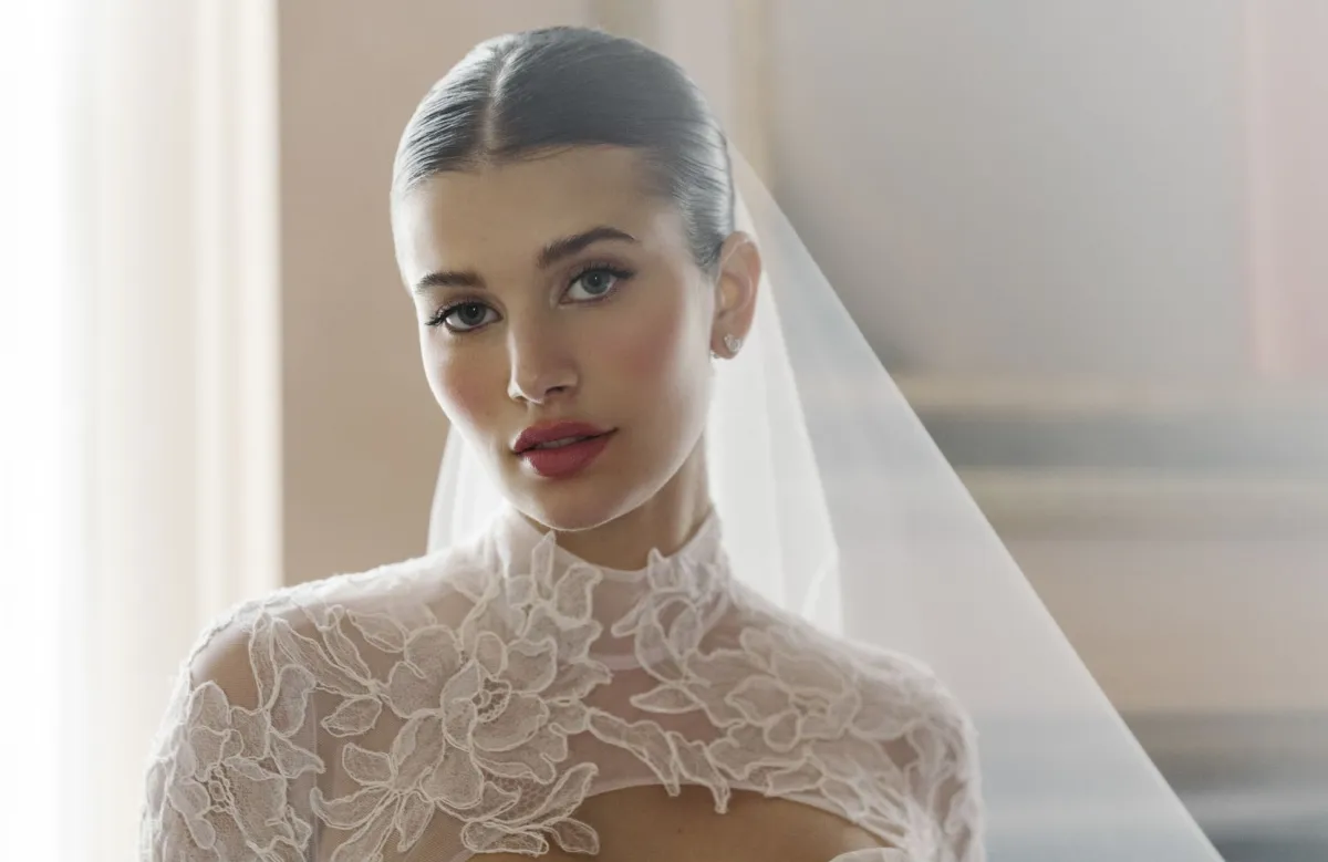 تسريحات زفاف أنيقة مع الطرحة للعروس