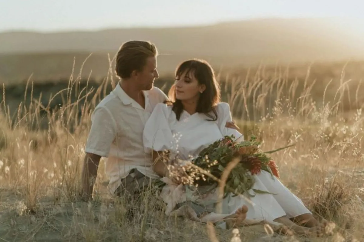 زوجان يستمتعان بوقتيهما بين أحضان الطبيعة