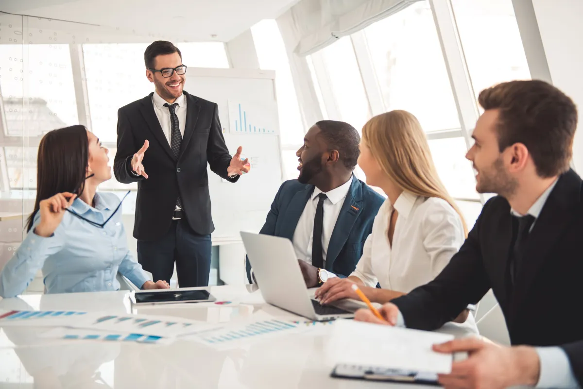 المستشار المالي يلعب دوراً بارزاً في نجاح المنشأة - الصورة من Adobestock