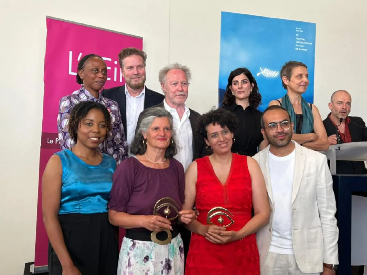 مخرجا فيلم رفعت عينى للسيما مع الجائزة - الصورة من المكتب الإعلامي للفيلم