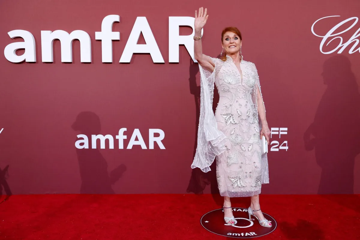 سارة فيرغسون دوقة يورك تصل لحضور المؤتمر السنوي amfAR على هامش الدورة الـ77 لمهرجان كان السينمائي (Sarah Ferguson, Duchess of York arrives to attend the annual amfAR on the sidelines of the 77th Cannes Film Festival). مصدر الصورة: Sameer Al-Doumy / AFP