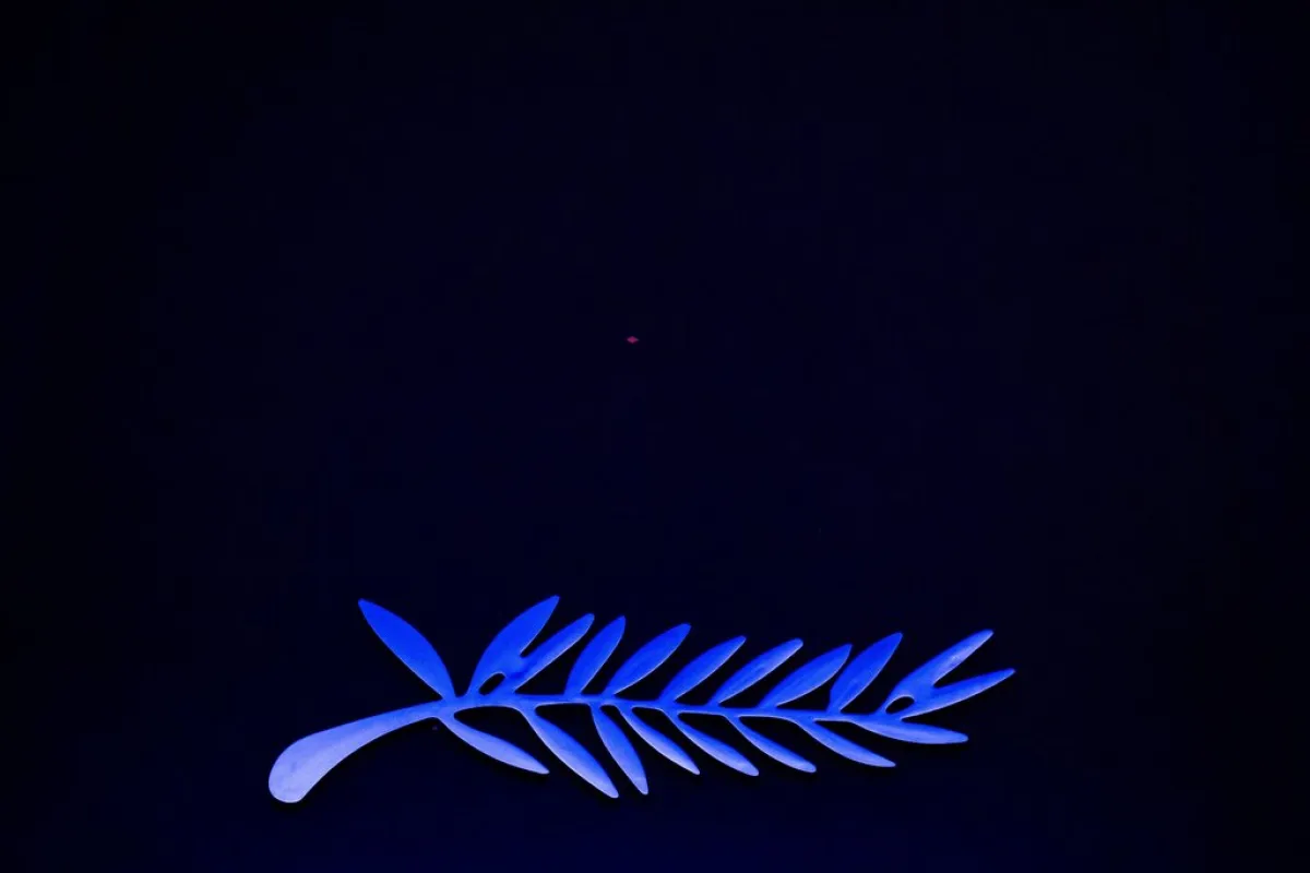 شعار مهرجان كان السينمائي بدورته الـ77 the logo of the 77th edition of the Cannes Film Festival (مصدر الصورة: Antonin THUILLIER / AFP)