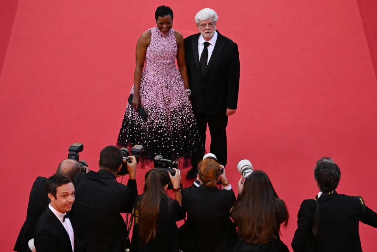 جورج لوكاس وسيدة الأعمال ميلودي هبسون George Lucas (R) and US businesswoman Mellody Hobson في مهرجان كان (مصدر الصورة: Antonin THUILLIER / AFP)