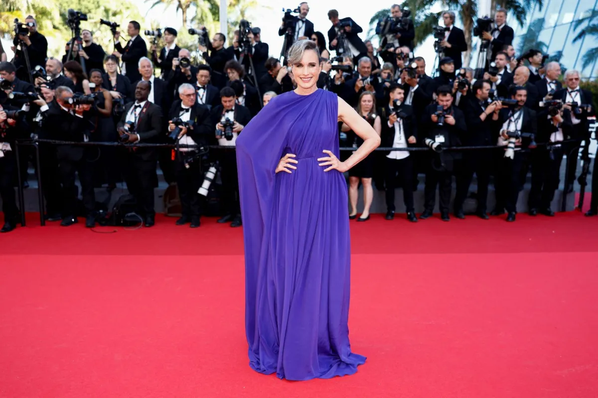 آندي ماكدويل يصل لحضور حفل ختام الدورة الـ77 لمهرجان كان السينمائي في مدينة كان جنوب فرنسا (Andie MacDowell arrives for the Closing Ceremony of the 77th edition of the Cannes Film Festival in Cannes, southern France). مصدر الصورة: Sameer Al-Doumy / AFP