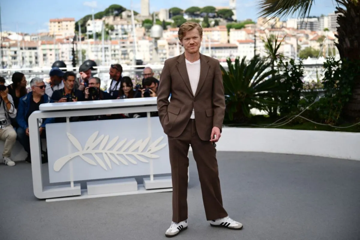 جيسي بليمونز في الدورة السابعة والسبعين لمهرجان كان السينمائي في مدينة كان بجنوب فرنسا (Jesse Plemons at the 77th edition of the Cannes Film Festival in Cannes, southern France). مصدر الصورة: CHRISTOPHE SIMON / AFP