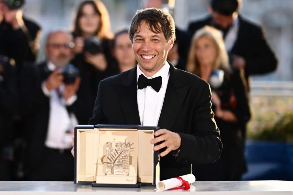 شون بيكر يحصل على السعفة الذهبية عن فيلم "أنورا" في الدورة السابعة والسبعين لمهرجان كان السينمائي في مدينة كان بجنوب فرنسا (Sean Baker with the Palme d'Or for the film "Anora" at the 77th edition of the Cannes Film Festival in Cannes, southern France). مصدر الصورة: LOIC VENANCE / AFP