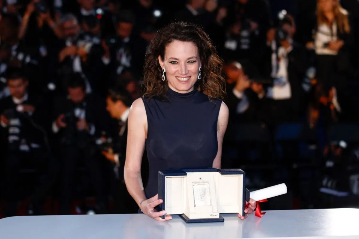 كورالي فارغيت تفوز بجائزة أفضل سيناريو في الدورة الـ77 لمهرجان كان السينمائي في مدينة كان جنوب فرنسا (Coralie Fargeat won the Best Screenplay prize at the 77th edition of the Cannes Film Festival in Cannes, southern France). مصدر الصورة: Sameer Al-Doumy / AFP