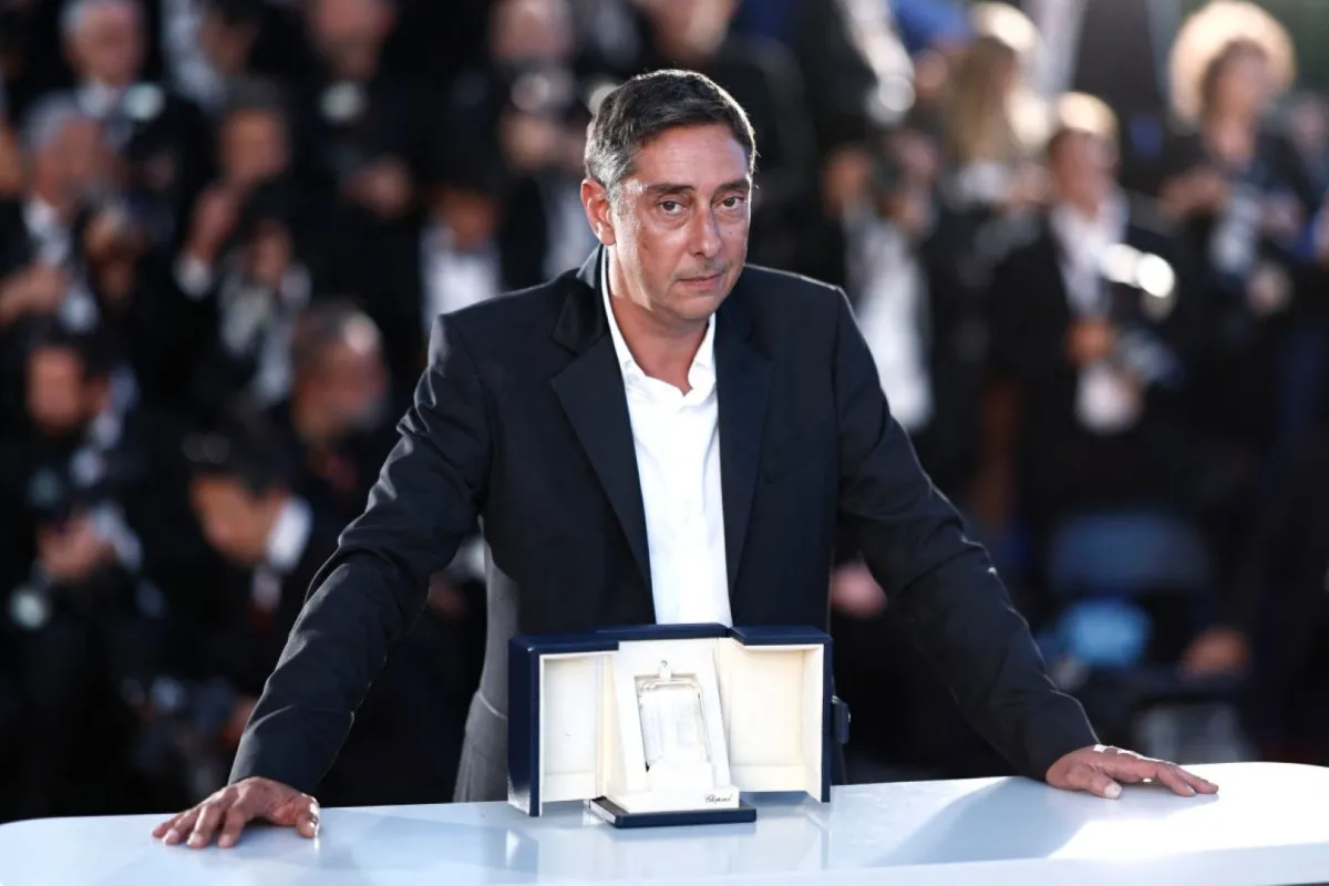 ميغيل غوميز بعد فوزه بجائزة أفضل مخرج في الدورة الـ77 لمهرجان كان السينمائي في مدينة كان جنوب فرنسا (Miguel Gomes after he won the Best Director prize at the 77th edition of the Cannes Film Festival in Cannes, southern France). مصدر الصورة: Sameer Al-Doumy / AFP