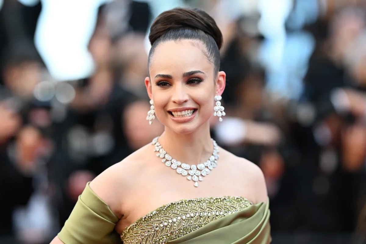 صوفيا كارسون بطقم ألماس من شوبارد في مهرجان كان 2024 (مصدر الصورة Kristy Sparow /Getty Images)
