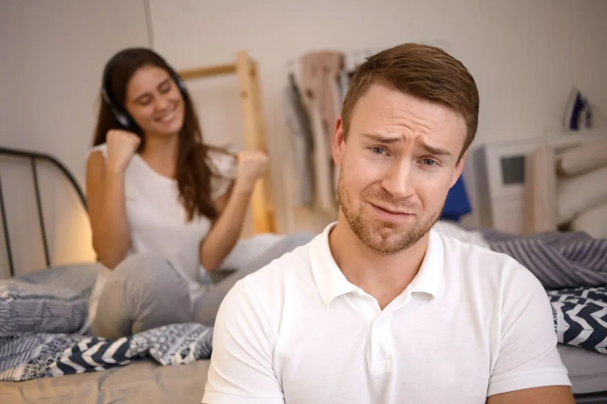زوجة تضع السماعات بأذنيها وتستمع لأغنية
