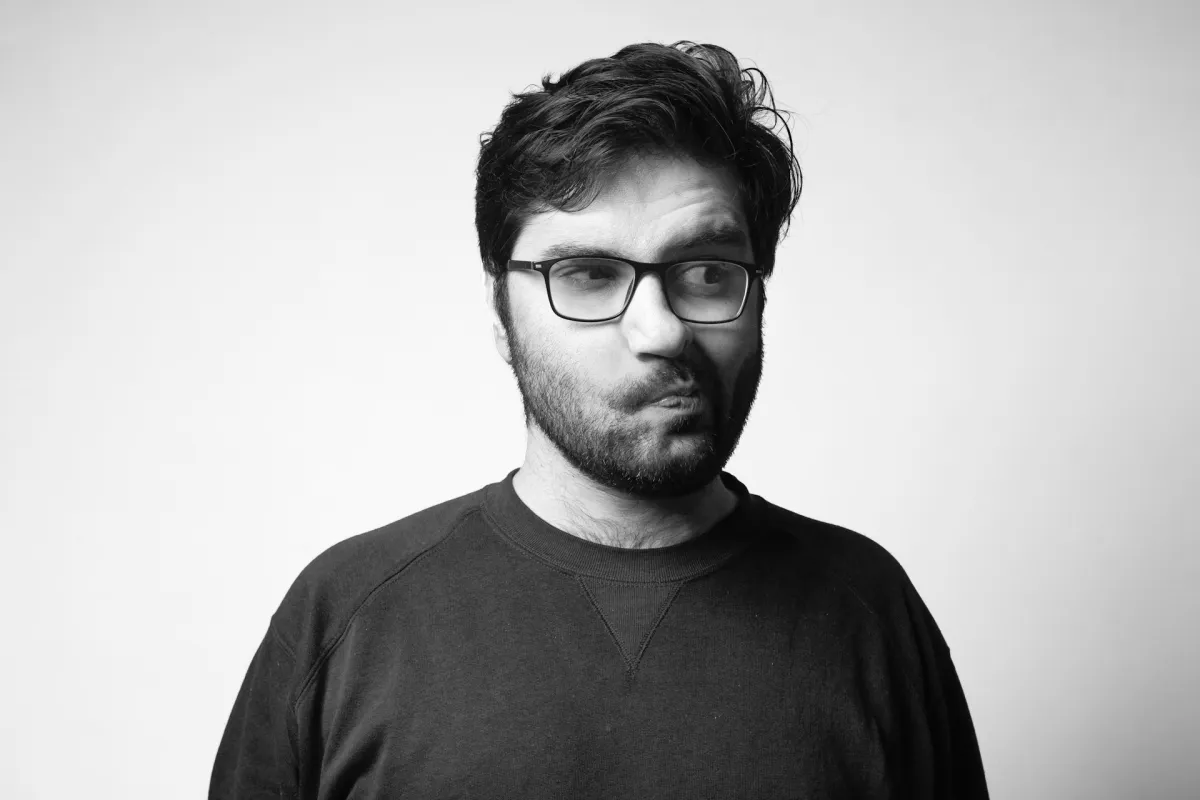 الشخص الساذج هو شخص طيب يتعامل مع الكل بعفوية 