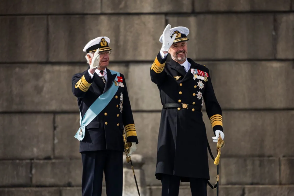 الملك فريدريك العاشر ملك الدنمارك والملك كارل السادس عشر غوستاف ملك السويد في ستوكهولم، السويد (King Frederik X of Denmark and King Carl XVI Gustaf of Sweden in Stockholm, Sweden). مصدر الصورة: Jonathan NACKSTRAND / AFP