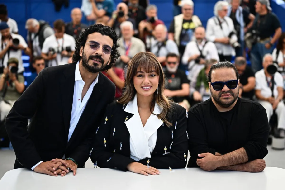 يعقوب الفرحان وماريا بحراوي وتوفيق الزيدي في الدورة 77 لمهرجان كان السينمائي في كان بجنوب فرنسا (Yaqoub Alfarhan, Maria Bahrawi and Tawfik Alzaidi at the 77th edition of the Cannes Film Festival in Cannes, southern France). مصدر الصورة: LOIC VENANCE / AFP