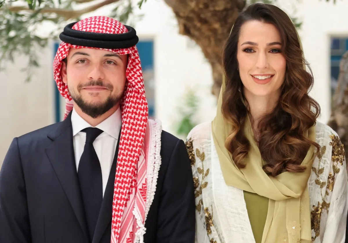 ولي العهد الأمير الحسين وخطيبته السعودية رجوة خالد بن مساعد بن سيف في العاصمة السعودية الرياض (Crown Prince Hussein, and his Saudi fiancée Rajwa Khaled bin Musaed bin Saif in the Saudi capital Riyadh). مصدر الصورة: Jordanian Royal Palace / AFP