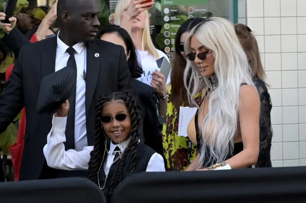 كيم كارداشيان وابنتها نورث ويست Kim Kardashian and her daughter North West في عرض Jean-Paul Gaultier في باريس (مصدر الصورة: AFP)