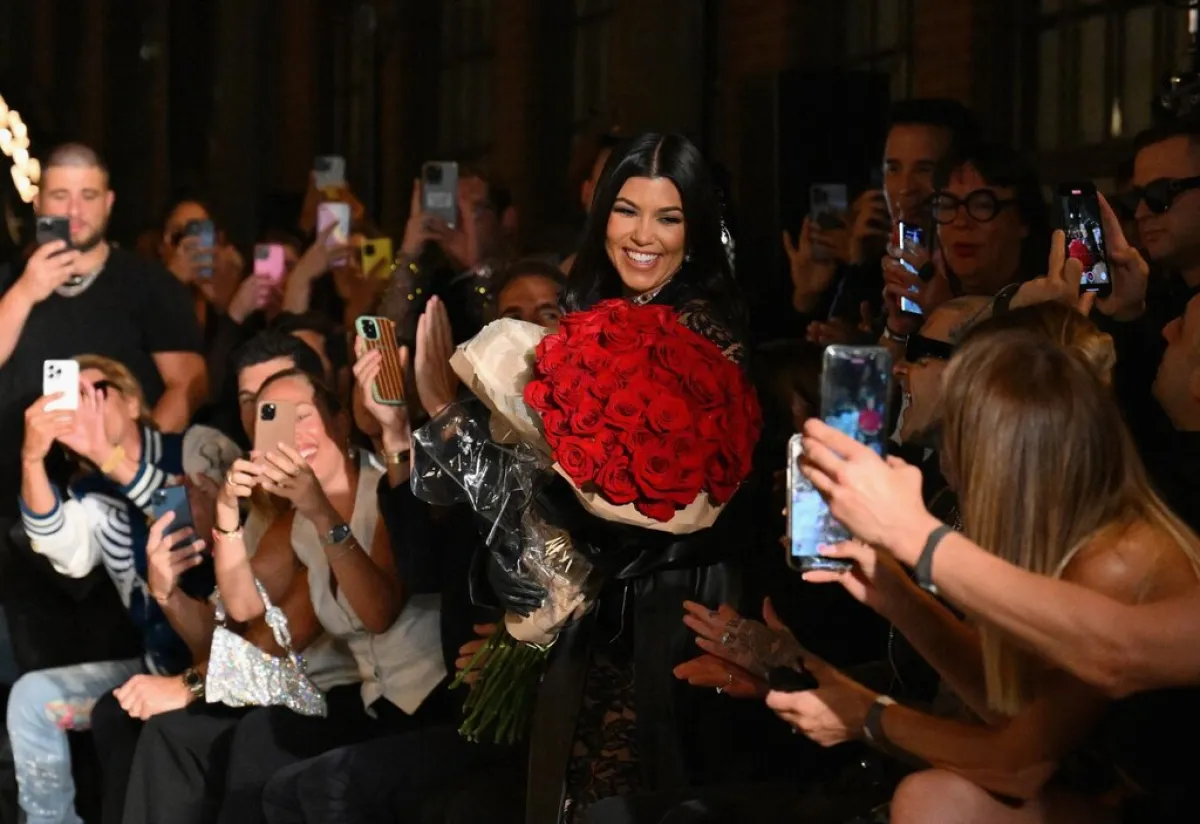 كورتني كارداشيان Kourtney Kardashian في عرض Boohoo الخاص بها في أسبوع الموضة نيويورك (مصدر الصورة:  ANGELA WEISS / AFP)